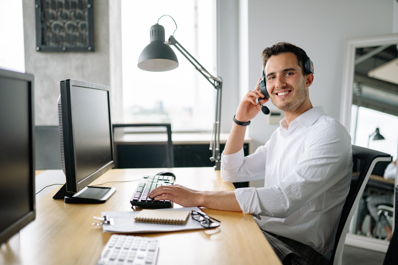 Conseiller d’agence au téléphone à son bureau
