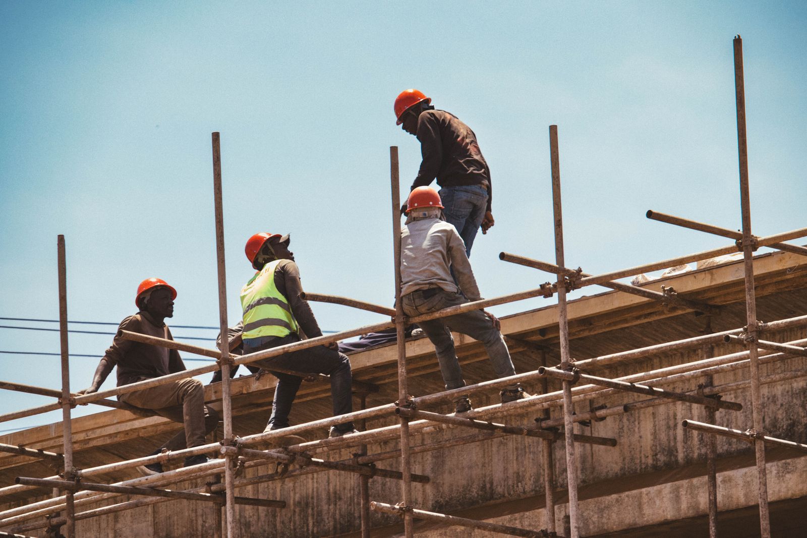 Ouvriers sur un échafaudage de chantier